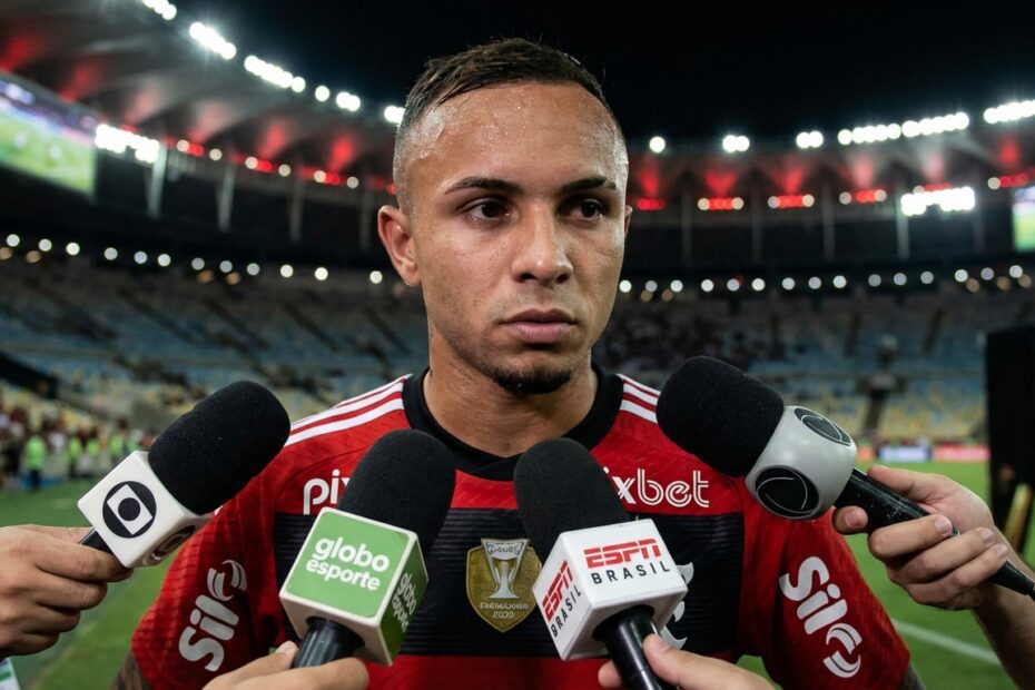 Everton Cebolinha durante entrevista na zona mista do Maracanã