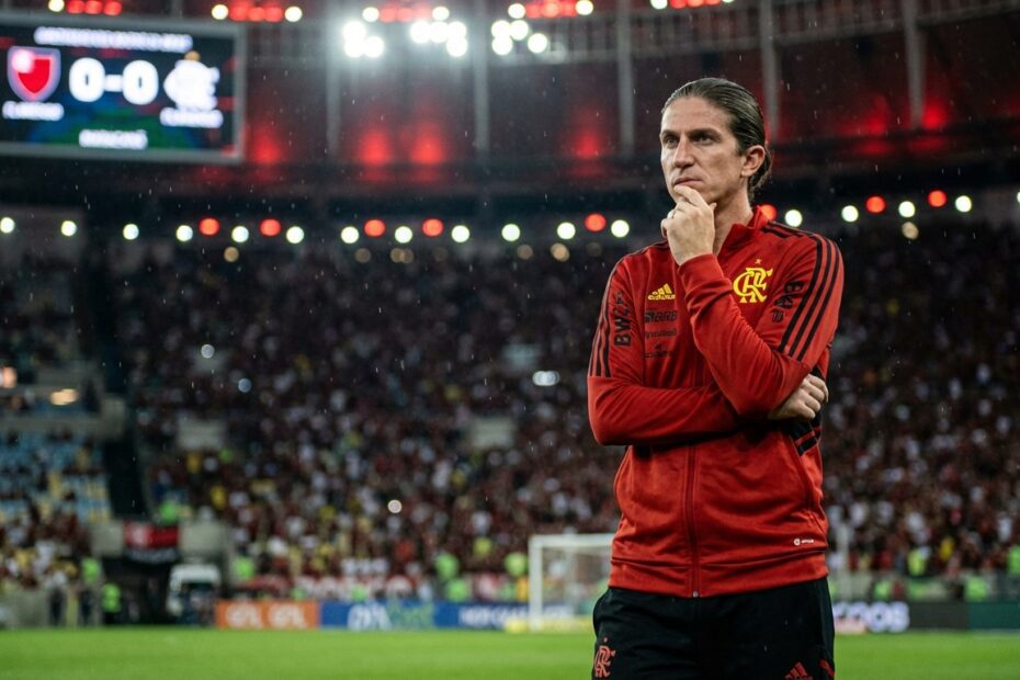 Filipe Luís na beira do gramado do Maracanã durante jogo do Flamengo