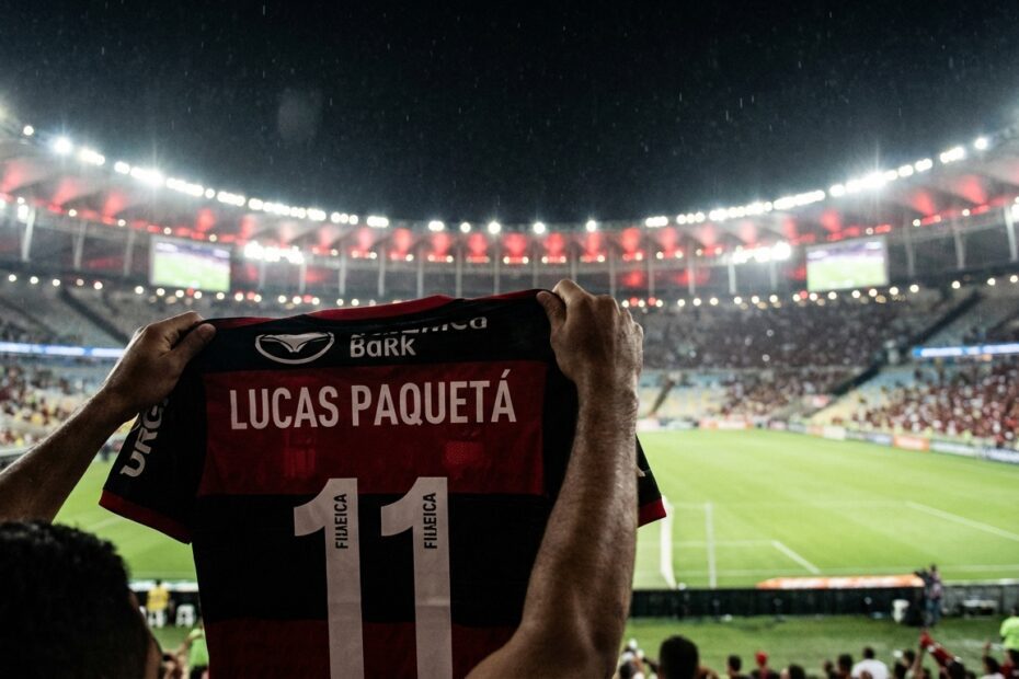 Camisa do Flamengo em destaque no estádio, simbolizando as novas contratações e ajustes no elenco.