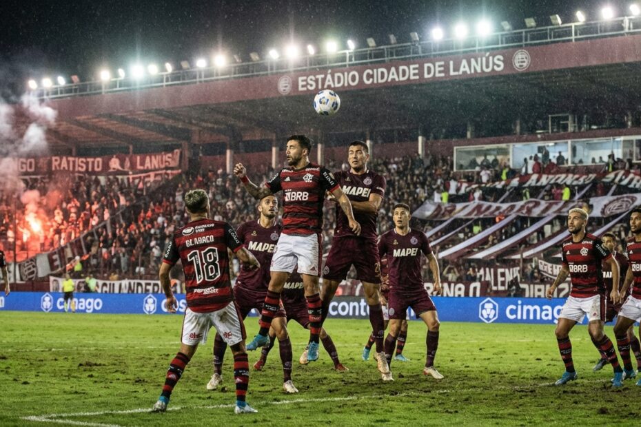 Disputa de bola entre jogadores do Flamengo e Lanús durante jogo da Recopa na Argentina