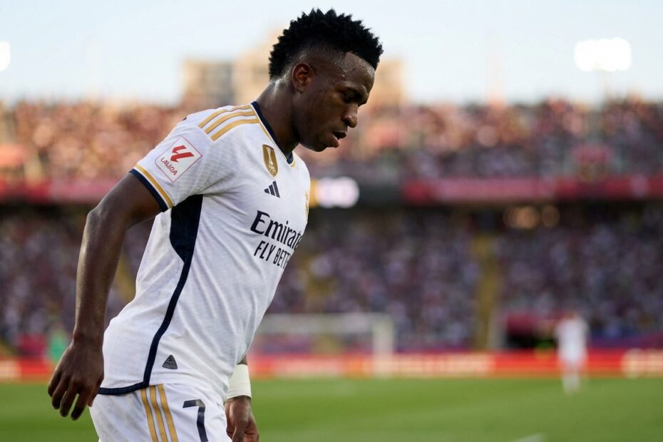 Vinicius Junior com a camisa do Real Madrid em campo