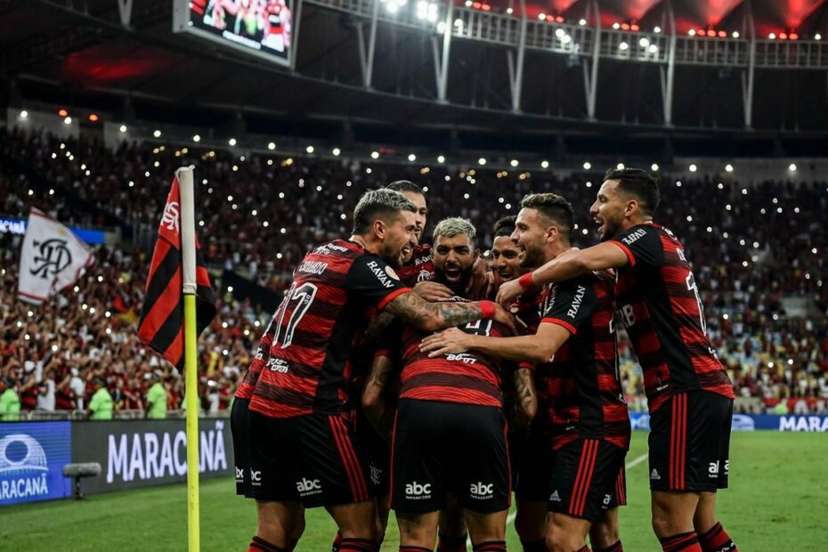 Jogadores do Flamengo comemoram gol durante goleada no Maracanã