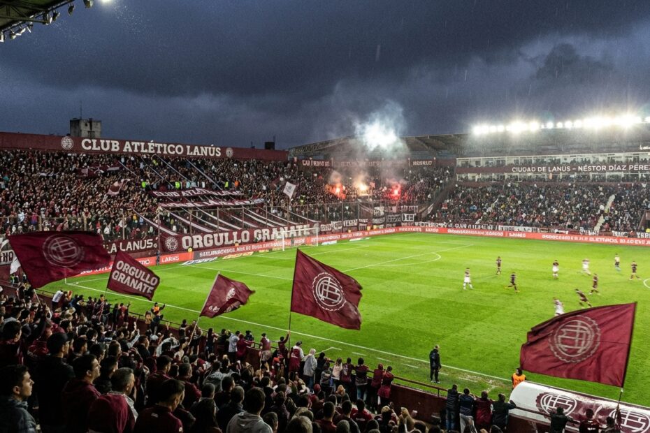 Estádio Ciudad de Lanús iluminado à noite antes de partida continental