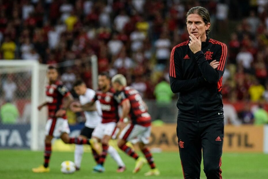 Técnico Filipe Luís observa preocupado o desempenho do time à beira do gramado