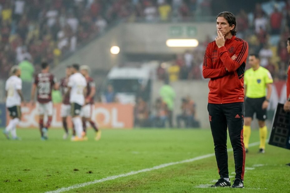 Técnico Filipe Luís observa partida do Flamengo à beira do gramado