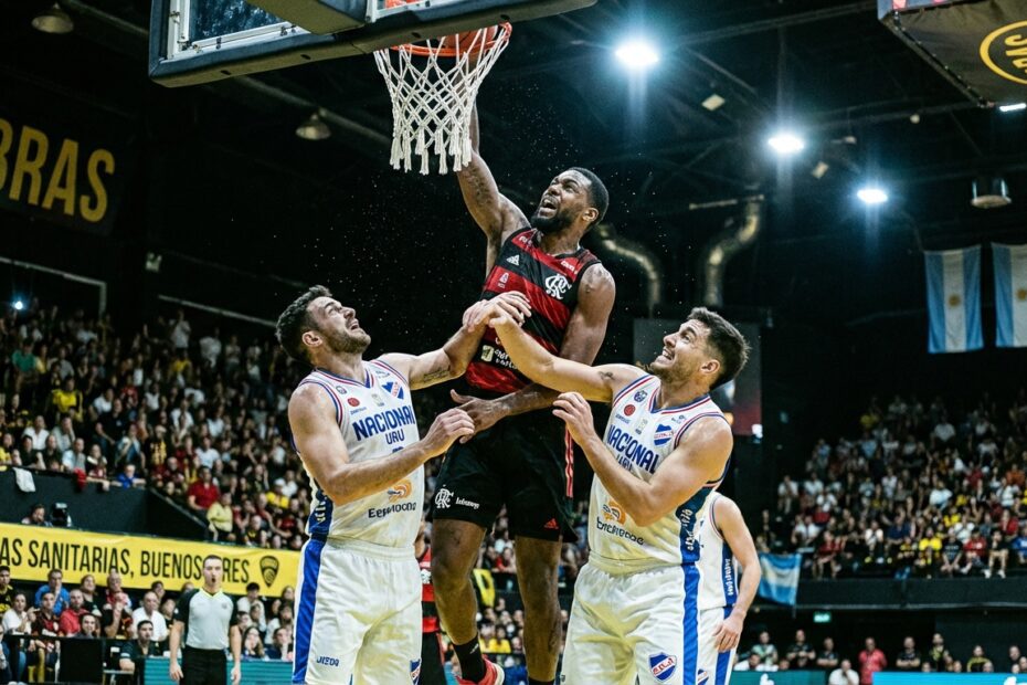 Jogadores de Flamengo e Nacional disputam bola em partida de basquete na Argentina
