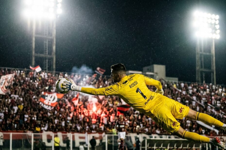 Goleiro Rossi defende pênalti durante partida entre Flamengo e Vitória no Barradão