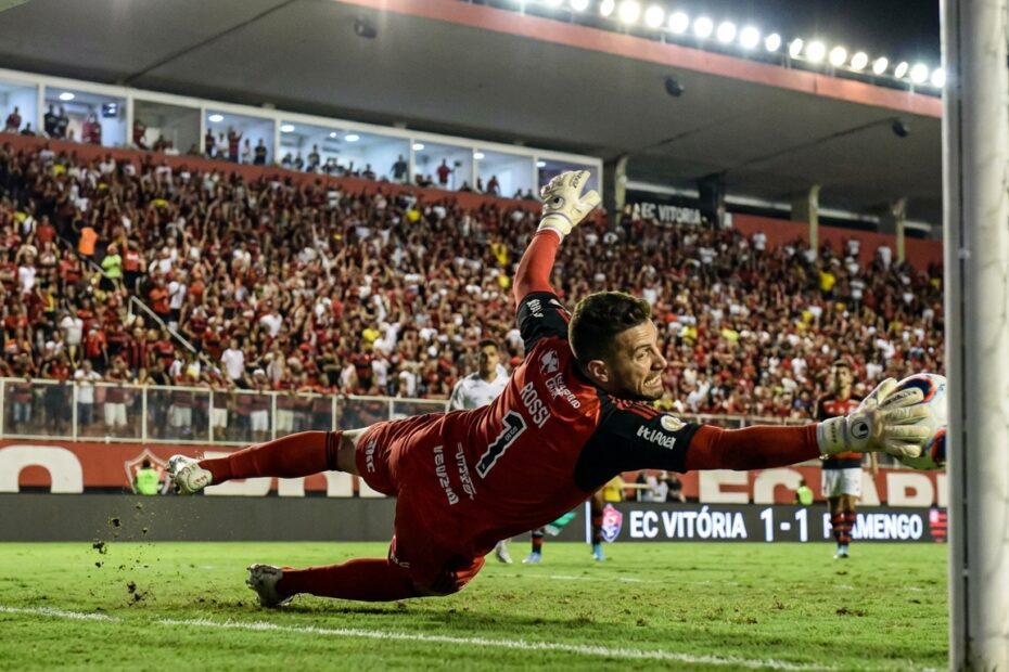 Goleiro Rossi defende pênalti decisivo durante partida entre Flamengo e Vitória