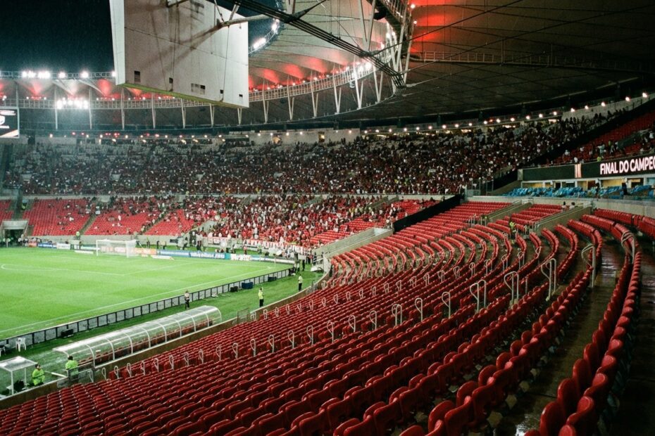 Vista interna do Estádio do Maracanã iluminado para jogo noturno