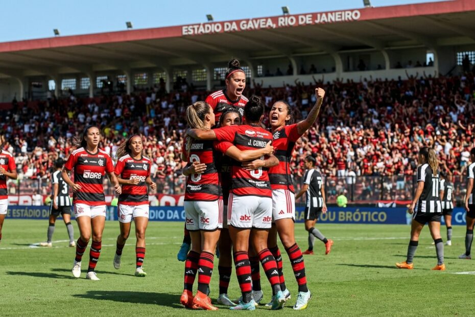 Jogadoras do Flamengo comemoram gol contra o Botafogo na Gávea