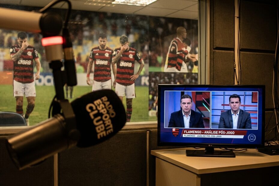 Montagem ilustrativa representando a crítica esportiva ao momento do Flamengo após jogo contra o Internacional