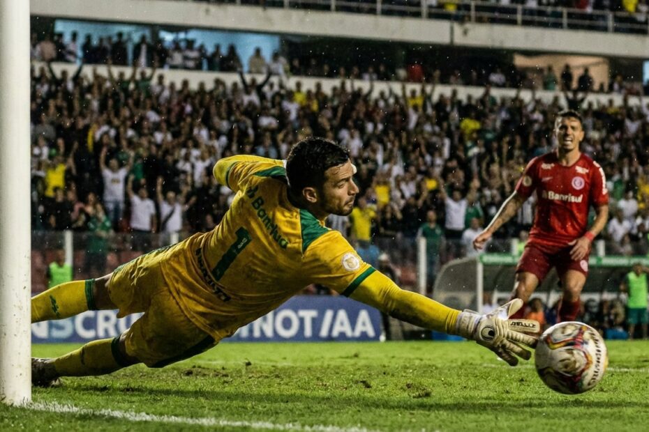 Goleiro Rossi defende pênalti durante partida entre Vitória e Flamengo no Barradão