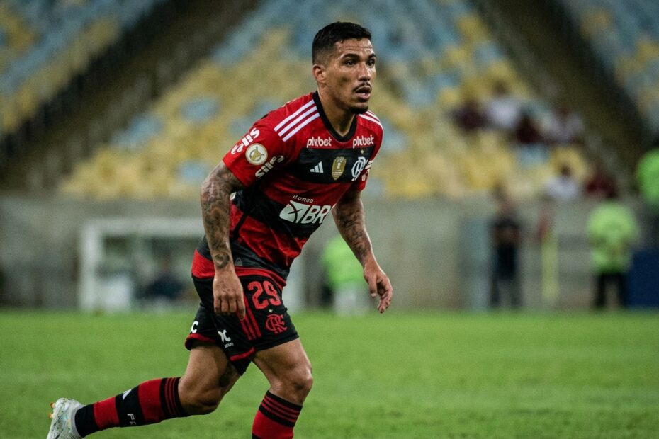 Volante Allan, do Flamengo, em ação durante partida