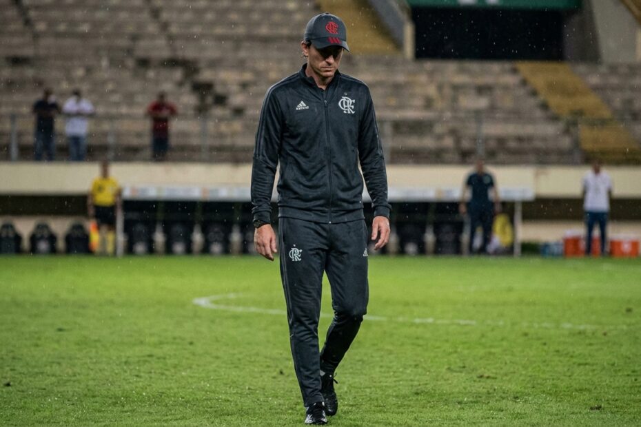 Filipe Luís, ex-técnico do Flamengo, com expressão de reflexão e despedida em campo após um jogo.