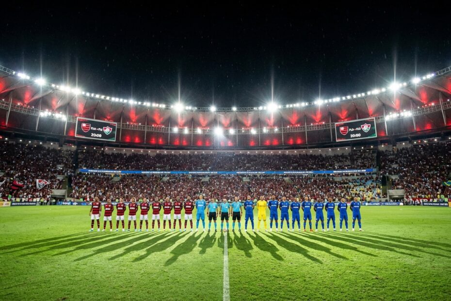 Visão geral do gramado do estádio do Maracanã iluminado para partida noturna