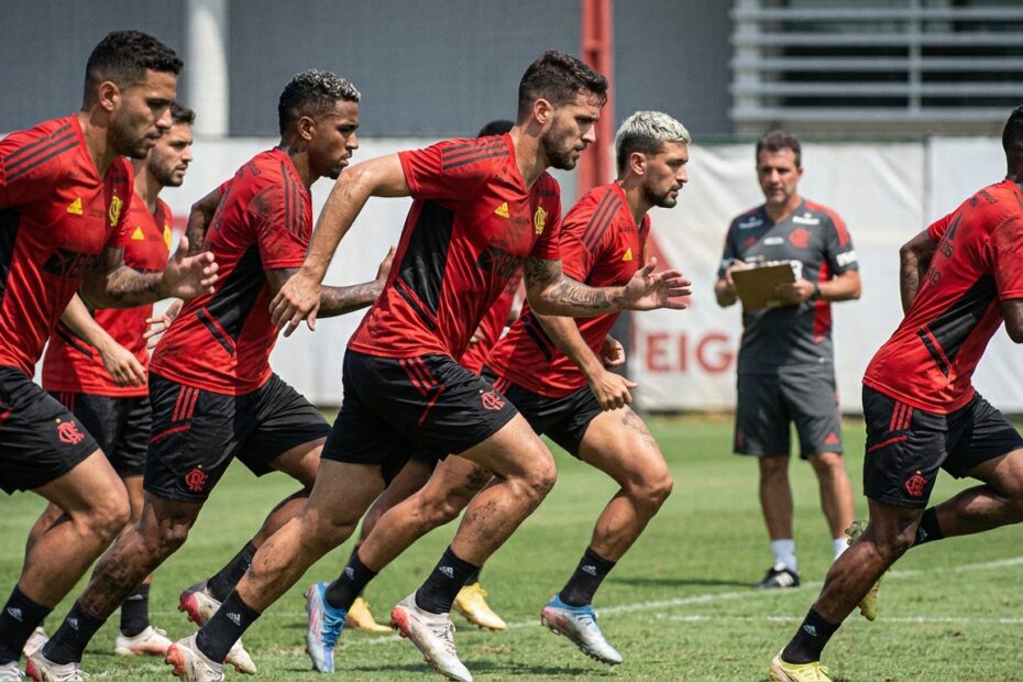 Jogadores do Flamengo em sessão de treinamento físico intenso no campo sob luz do sol