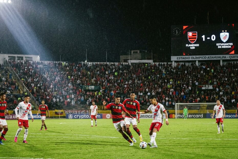 Jogadores do Flamengo Sub-20 em campo no Estádio Olímpico Atahualpa em Quito