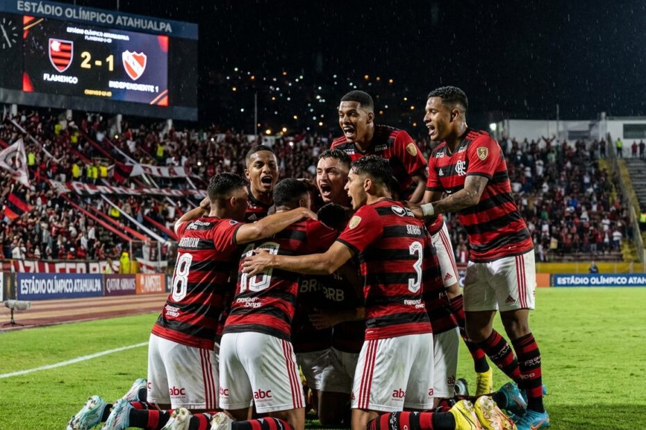Jogadores do Flamengo Sub-20 comemoram gol durante partida noturna no Estádio Olímpico Atahualpa