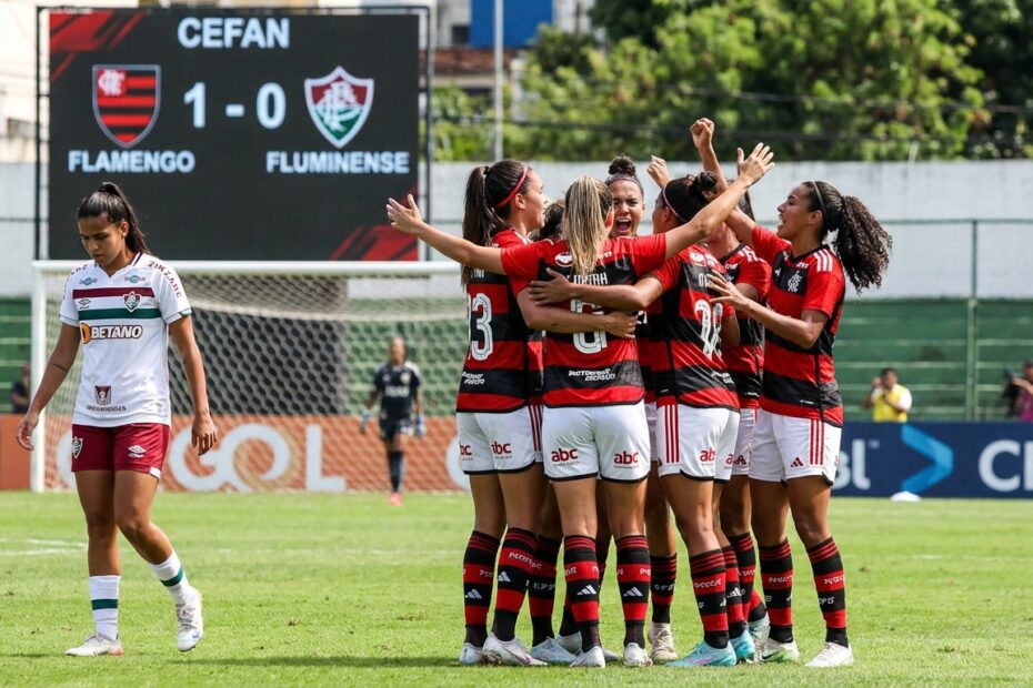 Jogadoras do Flamengo comemoram gol contra o Fluminense na Copa Rio Feminina Sub-20