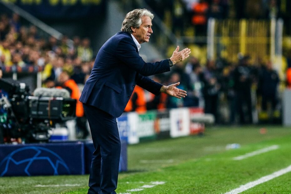 Jorge Jesus com expressão focada observando o campo de futebol