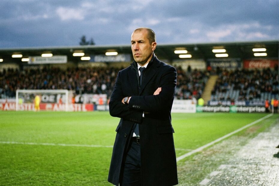 Leonardo Jardim, provável novo técnico do Flamengo, em imagem de arquivo à beira do gramado