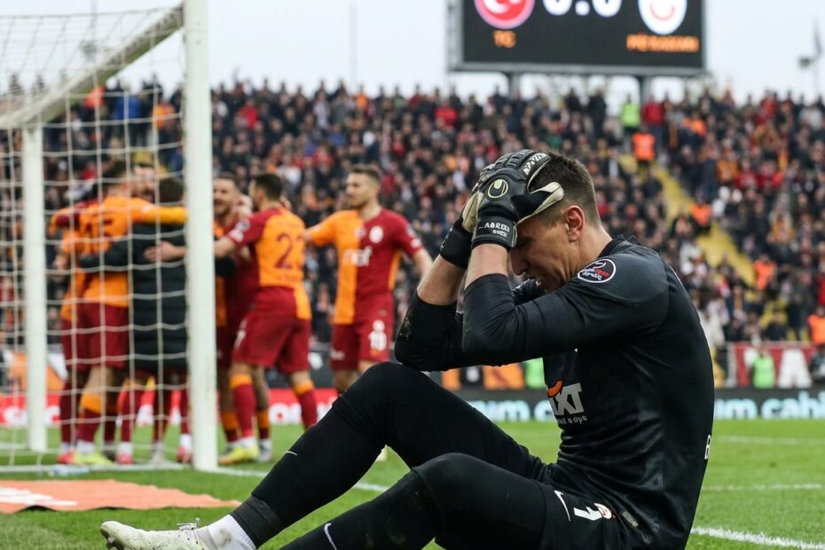 Goleiro lamentando falha em campo enquanto adversários celebram ao fundo