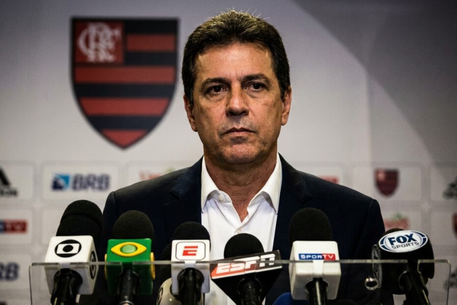 Luiz Eduardo Baptista, presidente do Flamengo, falando com a imprensa